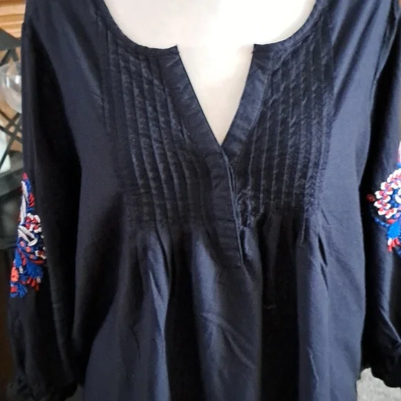 Embroidered sleeved shirt. - Picture 2 of 6